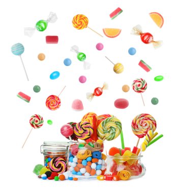 Beyaz arkaplana düşen farklı tatlı şekerler