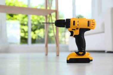 Evde kablosuz elektrikli tornavida var. Metin için boşluk