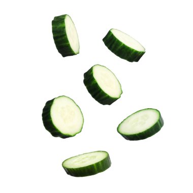 Beyaz arka planda taze salatalık dilimleri