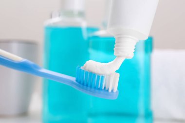 Diş fırçasına diş macunu sürüyorum, yakın plan.