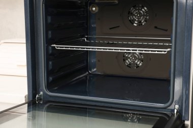 Mutfakta elektrikli fırın aç. Yemek pişirme aygıtı