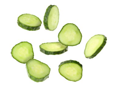 Beyaz arka planda taze salatalık dilimleri