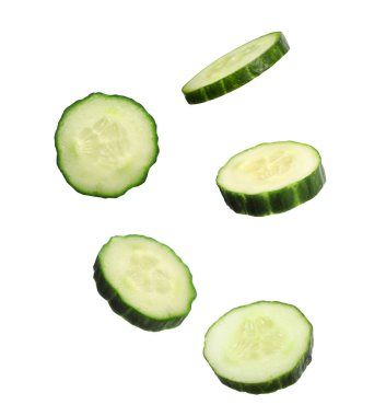 Beyaz arka planda taze salatalık dilimleri