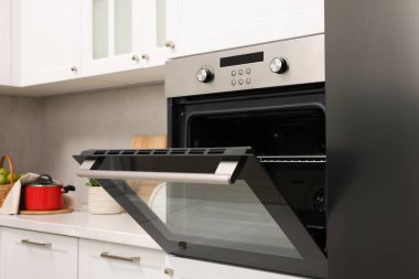 Mutfakta elektrikli fırın aç. Yemek pişirme aygıtı