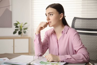 Ofiste evrakları olan utangaç bir kadın, mesaj için yer var.