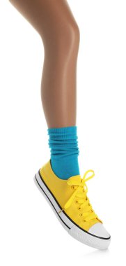 Beyaz arka planda ayakkabı giyen kadın, yakın plan.