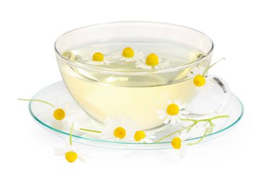 Cam bardakta yeşil bitki çayı ve beyaz papatya çiçekleri.