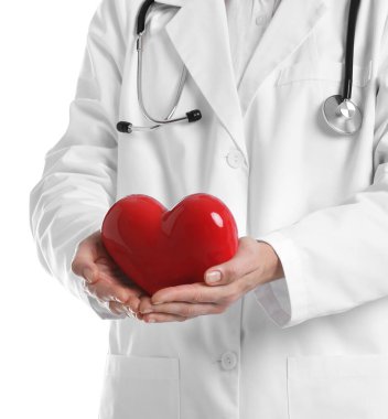 Beyaz arka planda kırmızı kalpli doktor, yakın plan.