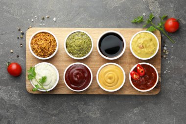 Gri masada bir sürü farklı sos ve baharat vardı.