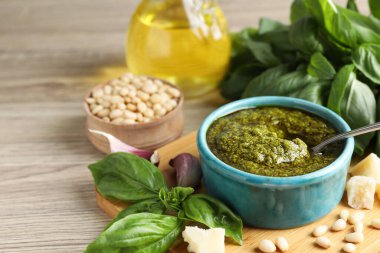 Tabakta pesto sosu, fesleğen, çam fıstığı, peynir ve sarımsak.