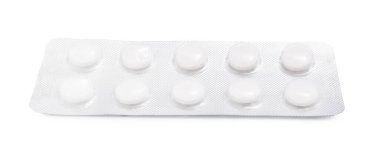 Kabarcıklardaki antibiyotik hapları beyaza izole edilmiş.
