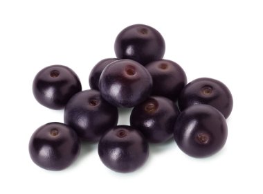 Taze olgun acai üzümleri beyaza izole edilmiş.