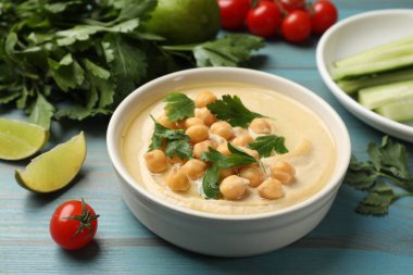 Kavanozda nohut ve açık mavi ahşap masada taze ürünler, yakın plan.