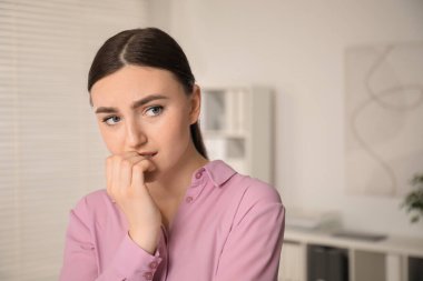 Ofiste utangaç bir kadın, mesaj için yer var.