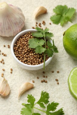 Taze kişniş yaprakları, kurutulmuş tohumlar, sarımsak ve limon.