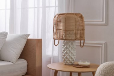 Şık bir oturma odası. Yatağı, yatağı ve lambası var.