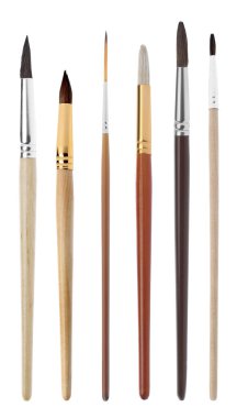 Beyaz üzerine izole edilmiş altı farklı boya fırçası.