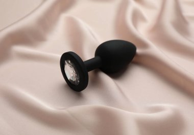 Bej renkli ipek kumaşta siyah anal fiş. Seks oyuncağı