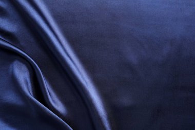 Arka plan olarak buruşmuş koyu mavi ipek kumaş, üst manzara. Metin için boşluk