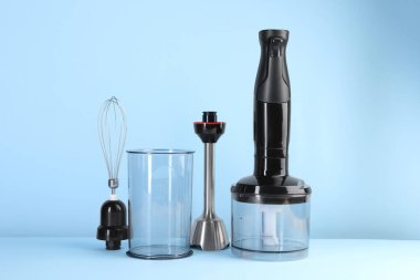 Açık mavi arkaplanda el blender kiti
