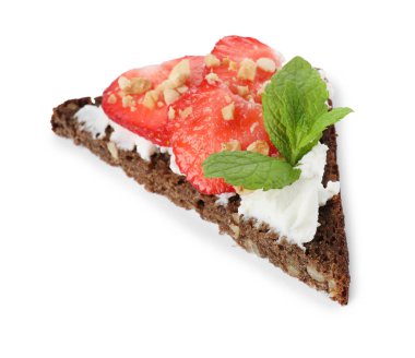 Taze ricotta (krem peynir) ile nefis bruschetta, beyaz üzerine izole edilmiş çilek ve nane.