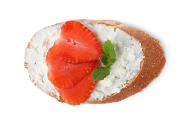 Taze ricotta (krem peynir) ile nefis bruschetta, beyaz üzerine izole edilmiş çilek ve nane, üst manzara