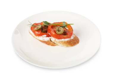 Lezzetli ricotta bruschetta dilimlenmiş domates, zeytin ve yeşillikler beyaz üzerine izole edilmiş.