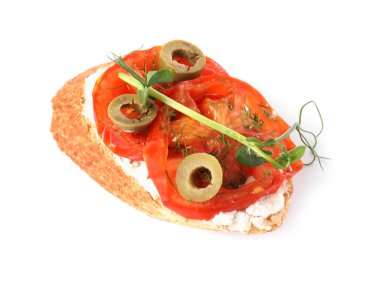 Lezzetli ricotta bruschetta dilimlenmiş domates, zeytin ve yeşillikler beyaz üzerine izole, üst manzara