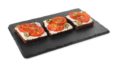 Dilimlenmiş domatesli, zeytinli ve yeşillikli leziz ricotta bruschettalar.