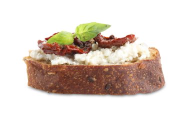 Lezzetli ricotta bruschetta, güneşte kurutulmuş domates ve beyaz üzerine izole edilmiş fesleğen.