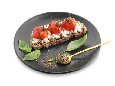 Lezzetli ricotta bruschetta, güneşte kurutulmuş domates, sos, fesleğen ve öğütülmüş biber.