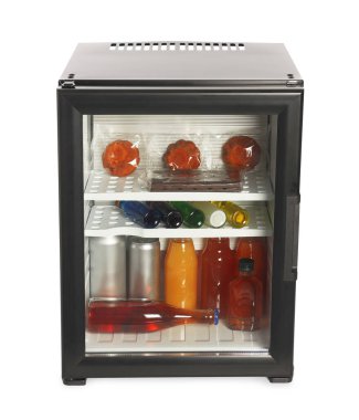 Mini buzdolabı, içecekler ve aperatifler beyaz üzerine izole.