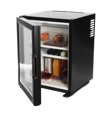 Mini buzdolabı, içecekler ve aperatifler beyaz üzerine izole.