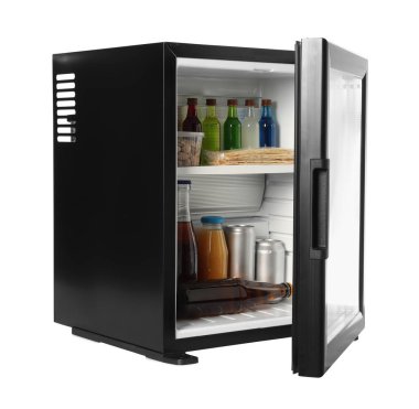 Mini buzdolabı, içecekler ve aperatifler beyaz üzerine izole.