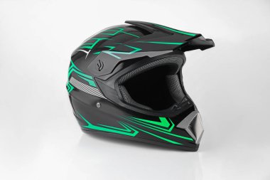 Beyaz arka planda yeni şık motosiklet kaskı