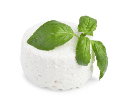 Taze ricotta (krem peynir) ve fesleğen beyaza izole edilmiş.