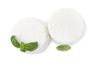 Taze ricotta (krem peynir) ve fesleğen beyaza izole edilmiş, üst manzara