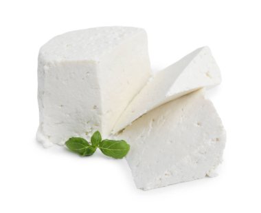 Taze ricotta (krem peynir) ve fesleğen beyaza izole edilmiş.