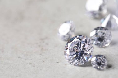 Işıklı arka planda bir sürü güzel pırlanta, yakın plan. Metin için boşluk