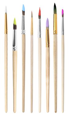 Birçok farklı boya fırçası beyaza izole edilmiş.