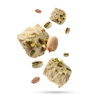 Fıstıklı helva ve fındıklı beyaz arka plan