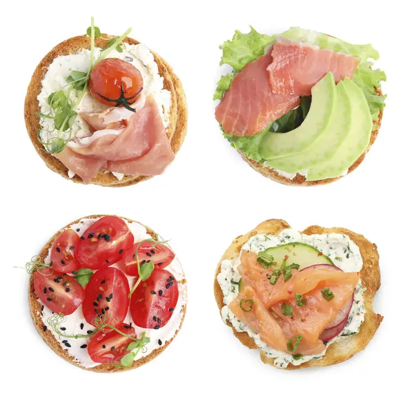 Beyaz, üst görünümde izole edilmiş farklı kanepeler.