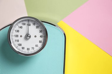 Renkli arka planda bir banyo terazisi, üst manzara. Metin için boşluk