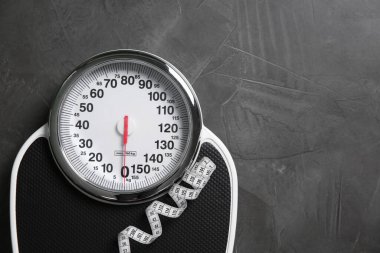 Gri desenli arka plan, üst görünüm üzerindeki şeridi ölçekle ve ölçekle. Metin için boşluk