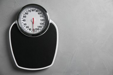 Gri desenli arka planda bir tartı, üst manzara. Metin için boşluk