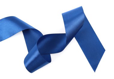 Güzel bir mavi kurdele, beyaz manzarada izole edilmiş.