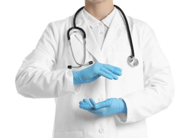 Doktor beyaz arka planda bir şey tutuyor, yakın plan.