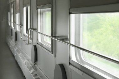 Tren vagonundaki pencereler ve metal tırabzanlar.