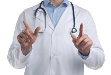 Doktor beyaz arkaplanda bir şeye işaret ediyor, yakın plan.