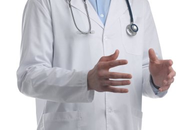 Doktor beyaz arka planda bir şey tutuyor, yakın plan.
